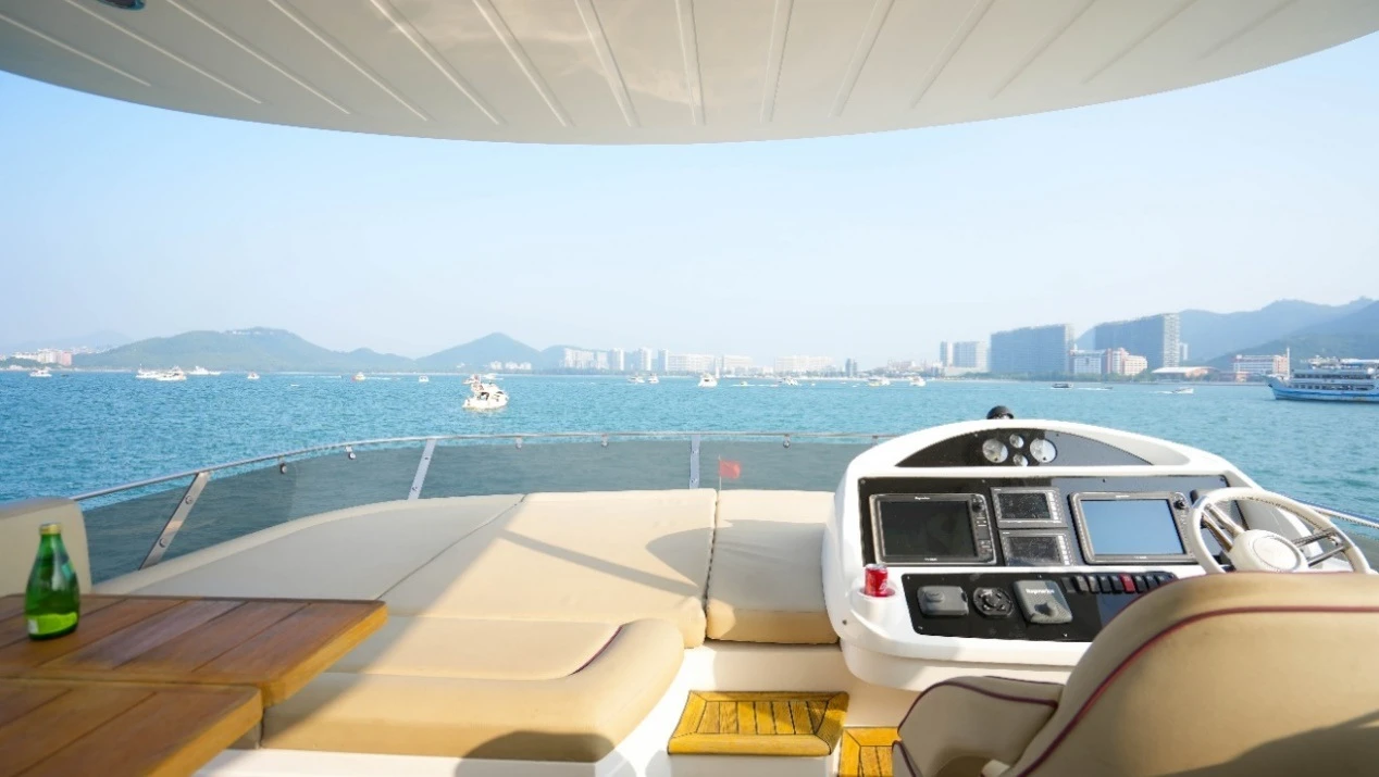 Sunseeker73 yacht flybridge driving area