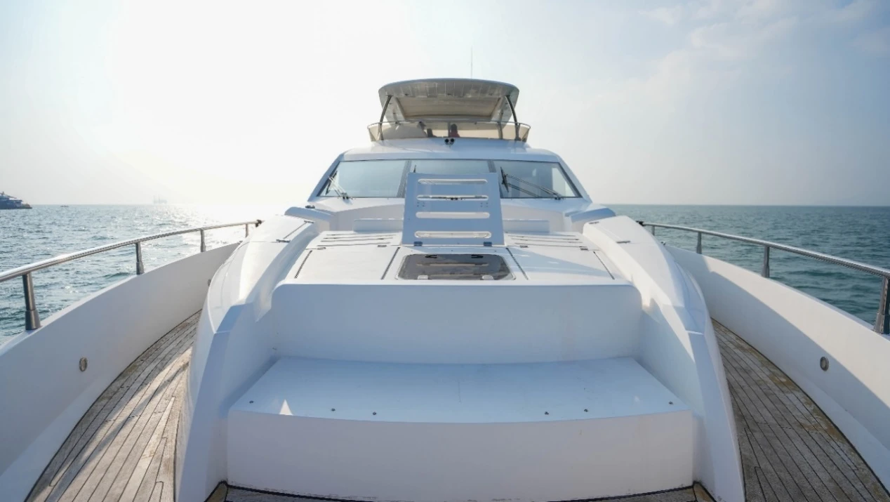 Sunseeker 73 foredeck